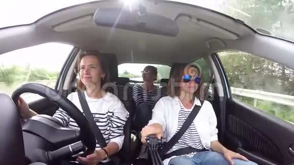 三个年轻的女游客骑着一辆车视频的预览图