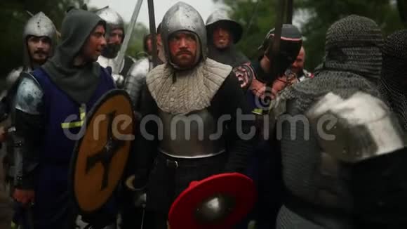 中世纪骑士的战斗小队手持武器和头盔准备进攻视频的预览图