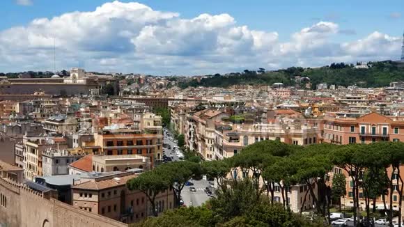 从空中俯瞰罗马的街道和房屋罗马的旅游场所和全景罗马的晴天视频的预览图
