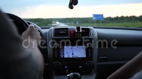 家庭旅行一家人在公路上坐车去日落时间视频的预览图