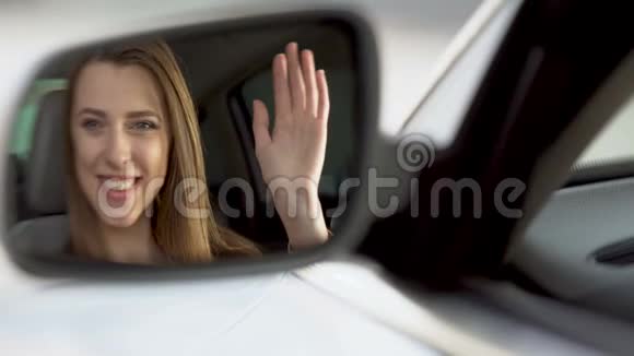 女明星坐在车上挥舞着手后视镜视频的预览图