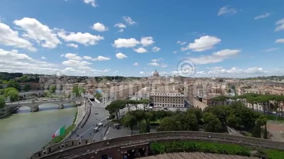 从空中俯瞰罗马的街道和房屋罗马的旅游场所和全景罗马的晴天视频的预览图