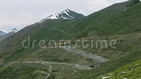 汽车远走高飞在Babusar山顶的山路上视频的预览图