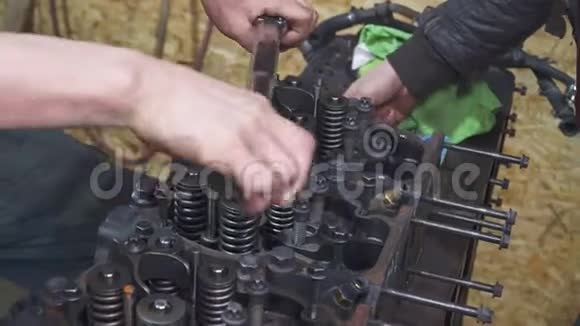 机械师修理一台大卡车发动机视频的预览图