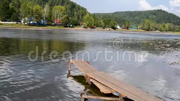 河中的旧木台靠在水面上视频的预览图