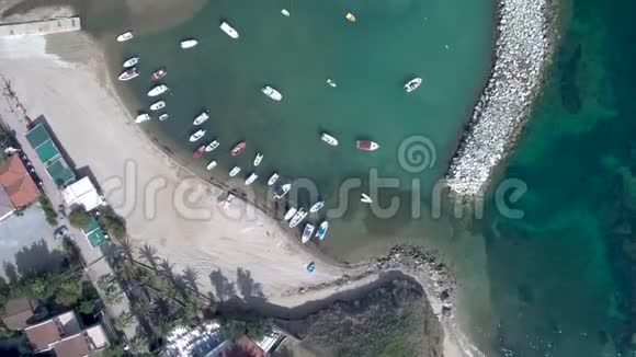 希腊哈尔基迪基内阿福凯小港的空中海景视频的预览图