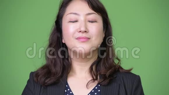 成熟美丽的亚洲女商人闭着眼睛放松视频的预览图
