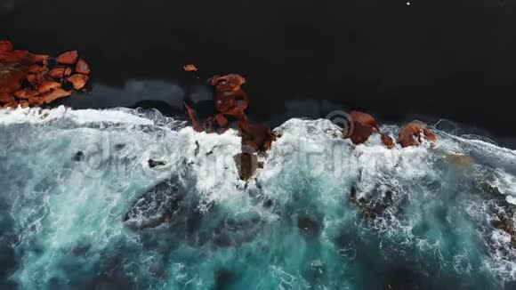 大西洋黑边岩石的波浪破碎视频的预览图