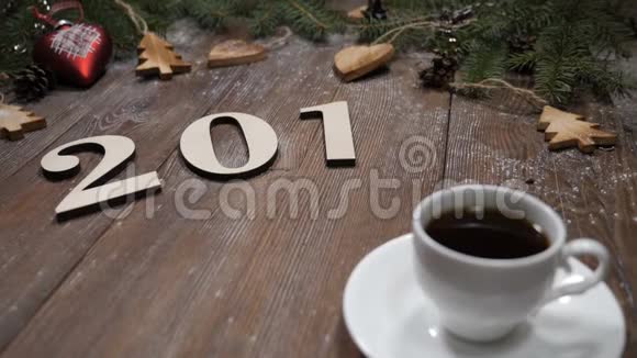 圣诞快乐新年快乐2019年木制符号和咖啡杯放在背景上的杉树视频的预览图