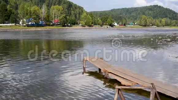 河中的旧木台靠在水面上视频的预览图