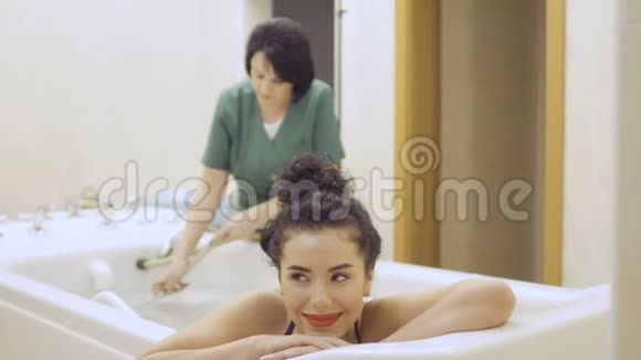 漂亮的红唇女人在水疗中心享受水疗按摩视频的预览图