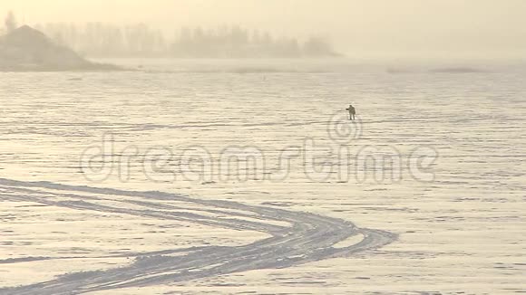 在冰冻的湖面上视频的预览图