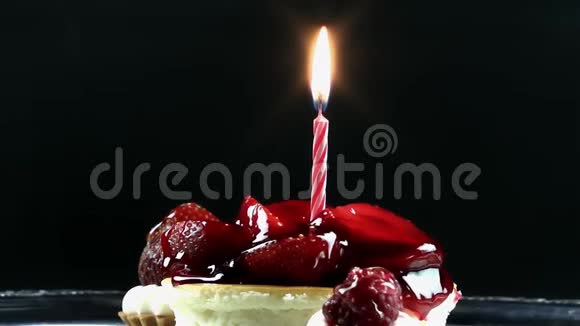 水果蛋糕和生日蜡烛视频的预览图