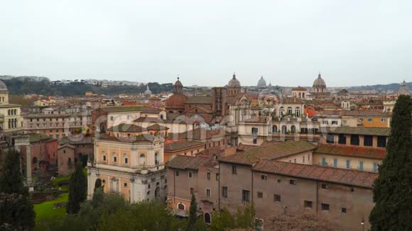罗马建筑屋顶和庙宇圆顶视频的预览图
