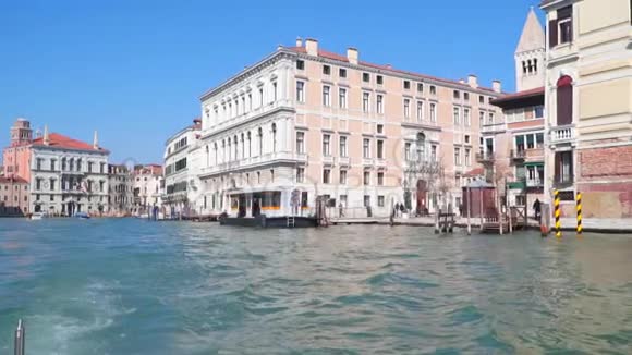 意大利威尼斯运河岸边的建筑物视频的预览图