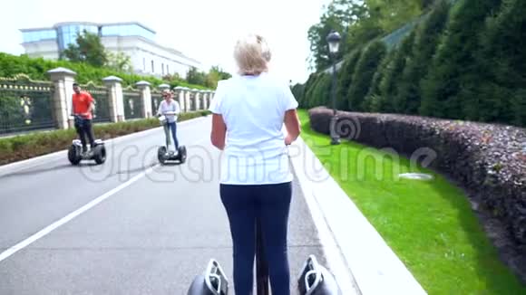 一名女子骑着一辆电动个人运输车从摄像机前离开视频的预览图