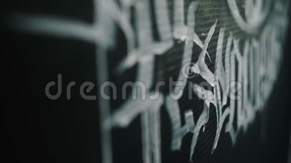 墙上的涂鸦黑墙上的白色信件波克拉斯兰帕视频的预览图