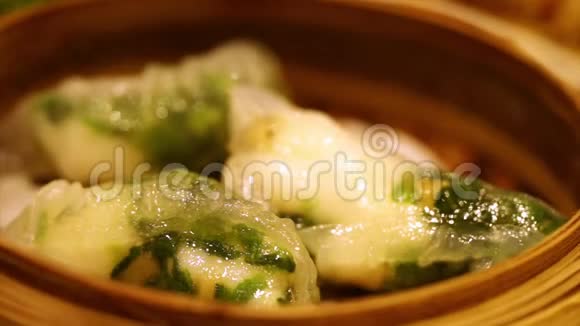 竹容器中的中国蔬菜饺子视频的预览图