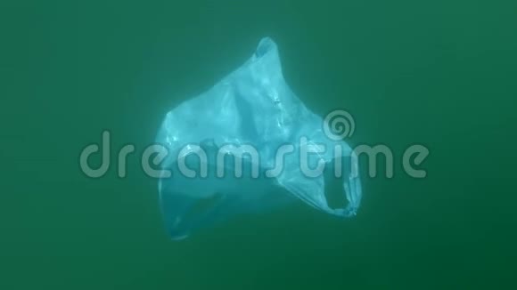 塑料污染一个废弃的蓝色塑料袋在绿色水柱中漂流视频的预览图