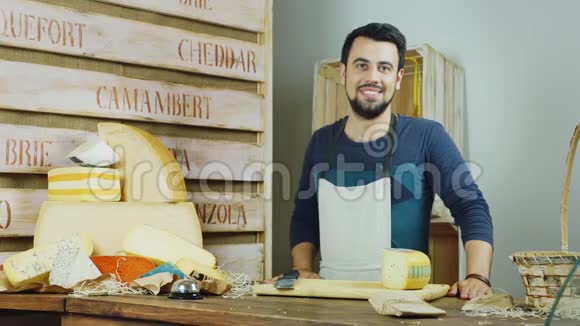 商店奶酪里友好售货员的肖像他看着镜头微笑视频的预览图
