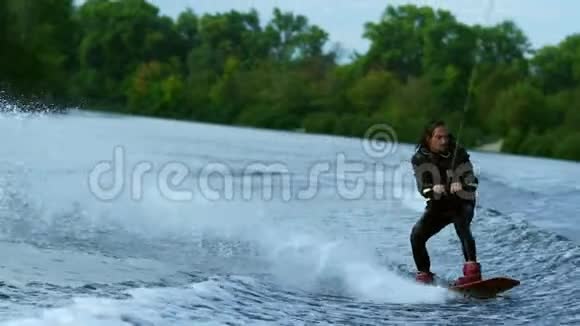 人骑着船在河浪上水上定位培训进程视频的预览图