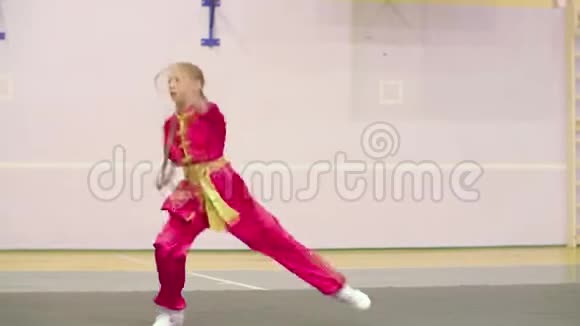 武术小女孩用矛训练武术视频的预览图