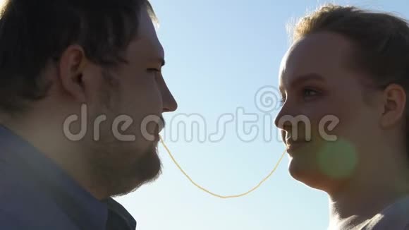 相爱的一对做意大利面的吻年轻人的浪漫关系约会视频的预览图