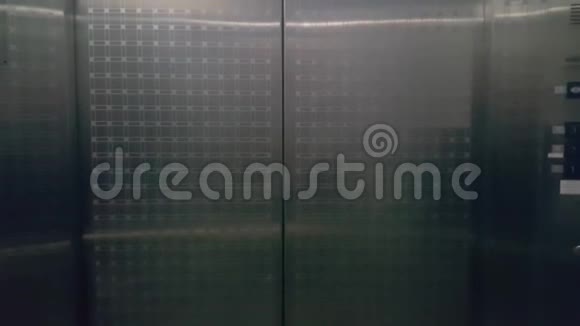 电梯灰色门向科迪欧方向开启视频的预览图
