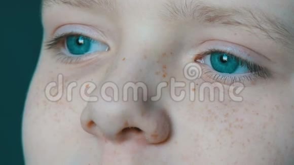 一个年轻的金发碧眼的男孩脸上长着红雀斑长着长长的白色睫毛视频的预览图