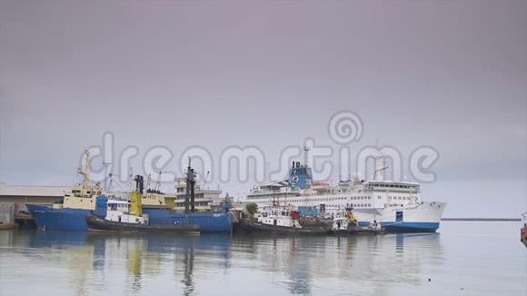 科纳克里港口码头的船只视频的预览图