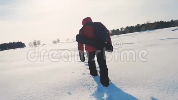 人雪冬的脚印概念之旅克服困难徒步旅行者在冬季傍晚的平原生活方式视频的预览图