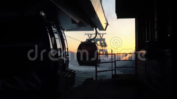 冬季高山滑雪胜地日落视频的预览图