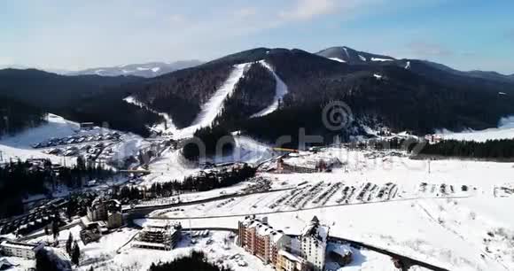 冬季喀尔巴阡山滑雪场的鸟瞰图视频的预览图