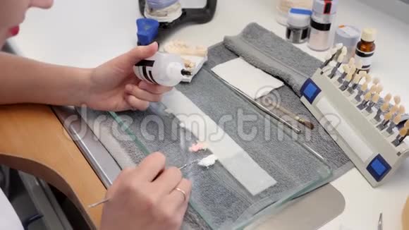 医学实验室牙科技师涂料将陶瓷应用于医院工作场所的种植牙视频的预览图