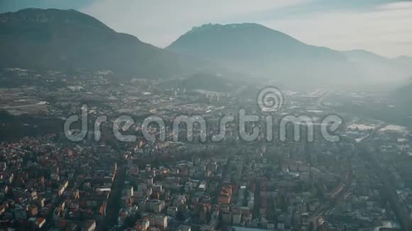 意大利朦胧的一天鸟瞰特伦托和阿尔卑斯山的城市景观视频的预览图