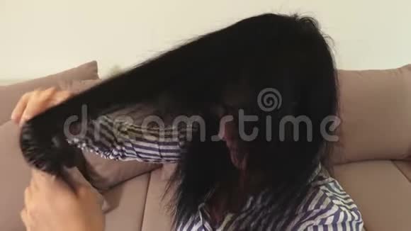 女人梳理受损的头发视频的预览图