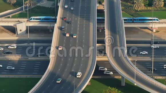 迪拜的道路交叉口视频的预览图