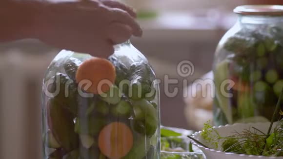 为玛里诺德烹饪提供新鲜蔬菜的女性填充玻璃银行视频的预览图
