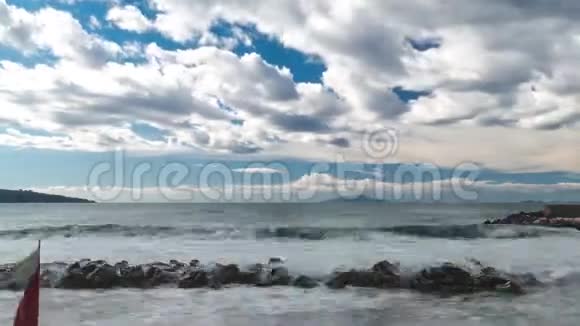 意大利索伦托的海上和堤岸街道上的时间流逝巨浪和潮汐随着大量的泡沫和飞溅而冲刷视频的预览图