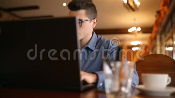 漂亮的自由职业者戴眼镜的商人努力在咖啡馆的笔记本电脑上工作不断地被烦人的干扰视频的预览图