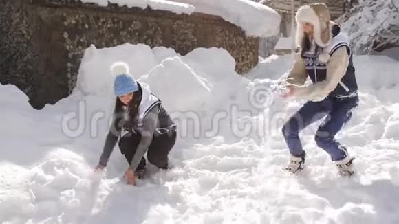 两个女朋友在雪地里闲逛玩着在空中翻雪享受冬天的早晨视频的预览图