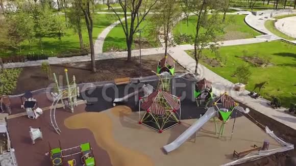 郊区公园豪华儿童游乐场的空中镜头儿童公园重建工人铺设五颜六色的地板视频的预览图