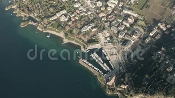 从空中俯瞰里瓦德尔加尔达镇和加尔达湖码头意大利Sudtirol视频的预览图