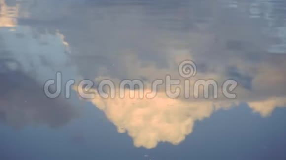 水中云天的倒影湖视频的预览图