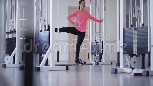 在健身房里女性正在做力量性锻炼视频的预览图