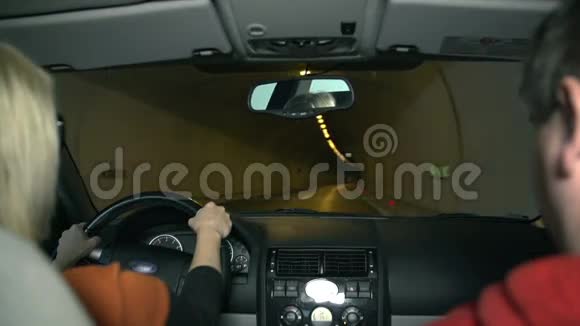 两个人开车穿过隧道视频的预览图