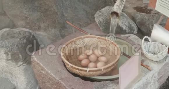 65度onsen鸡蛋在日本琉球以外的热气腾腾的温泉水中篮子里出售视频的预览图