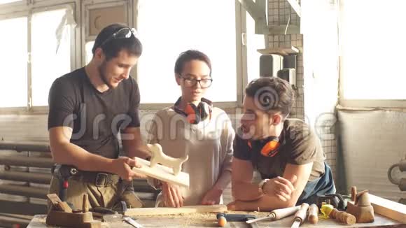 男性木匠在工作坊的笔记本上向考克展示一些东西视频的预览图