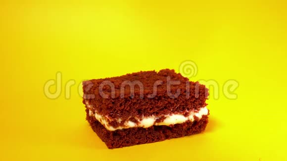 黄色背景下的巧克力上釉浇在饼干蛋糕甜点上不错的装饰烹饪食品和烘焙视频的预览图