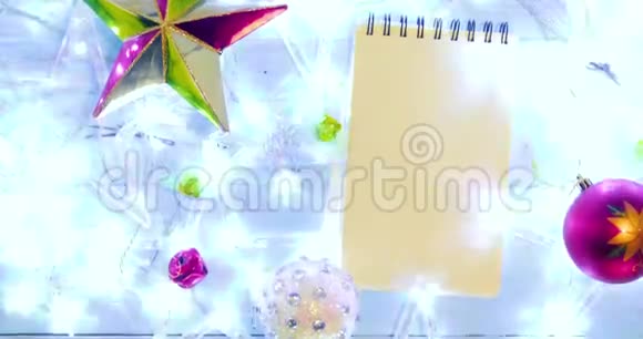 空的记事本与发光的圣诞星视频的预览图